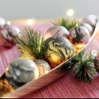Weihnachtsdeko basteln: Marmorkugeln in der Schale   